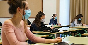 Italian govt faces crash test with schools reopening