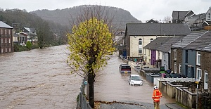 Death toll climbs to 5 as powerful Storm Bert batters Britain