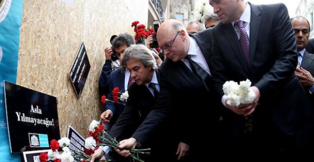Mayors, foreign diplomats visit Istanbul blast site